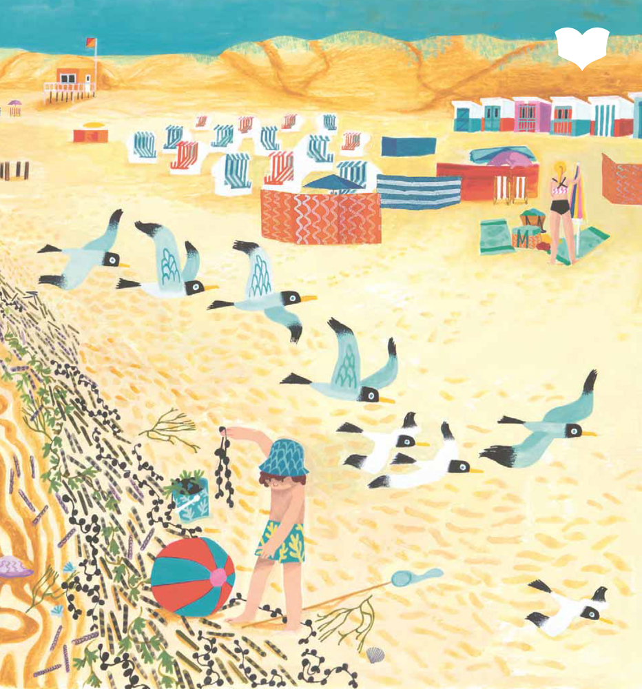 Kinder spielen mit Seetang am Strand, während Vögel fliegen und Menschen sich in der Nähe bunter Strandhütten entspannen.