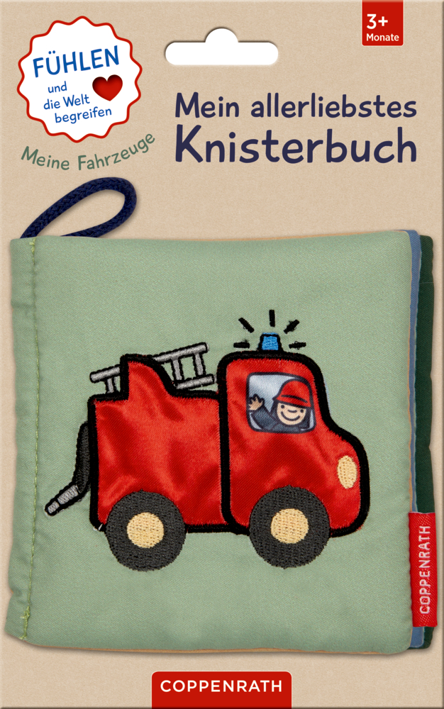 Mein allerliebstes Knisterbuch: Meine Fahrzeuge Babybuch aus Stoff mit grünem Einband, aufgesticktem roten Feuerwehrauto und Feuerwehrmann auf einer Display-Karte.
