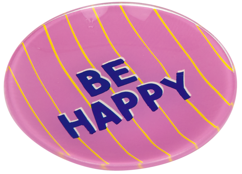 Runder rosa Teller mit gelben Streifen und den Wörtern BE HAPPY in blauen Großbuchstaben.