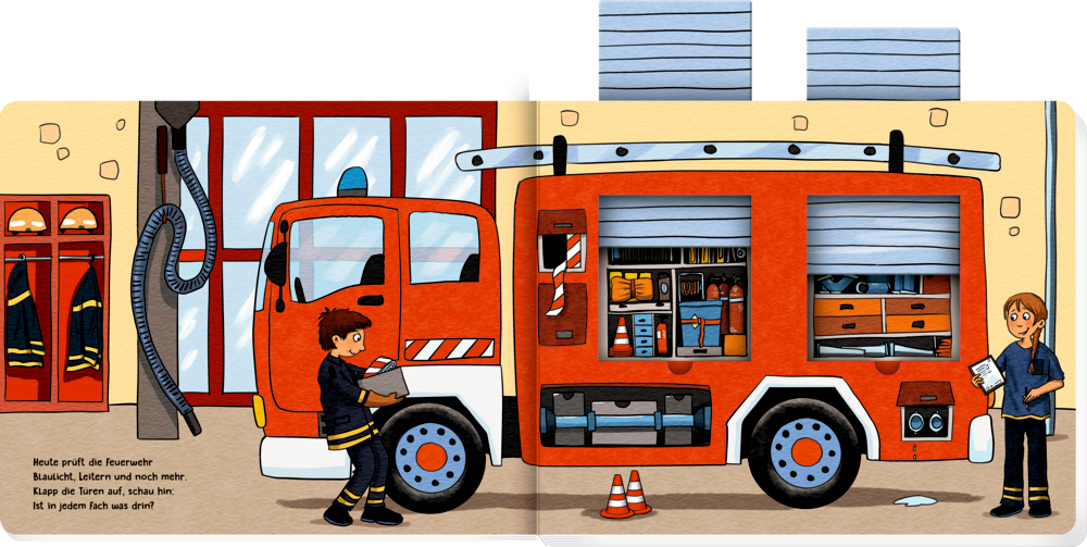 Zwei Feuerwehrmänner stehen neben einem offenen Feuerwehrauto und zeigen ihre Ausrüstung und Schläuche, auf einer Doppelseite mit Text.
