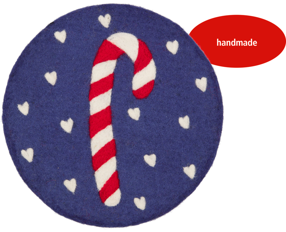 Blauer handgefertigter Filzuntersetzer mit einem rot-weißen Zuckerstangen-Motiv, weißen Herzen.