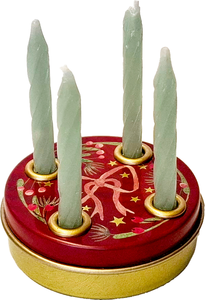Vier mintfarbende Min-Spiralkerzen in einer rotgoldenen Metaldose, geschmückt mit Sternen, Schleifen und Stechpalmen.
