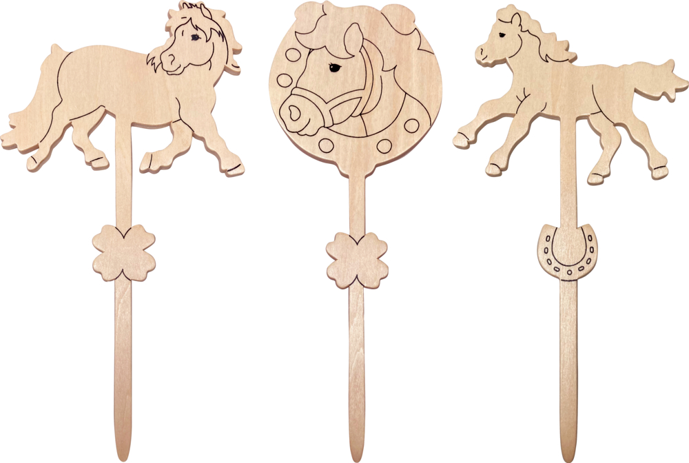 Drei Holzausschnitte auf Stäben mit dekorativen Sockeln: zwei galoppierende Pferde und ein Pferdekopf.
