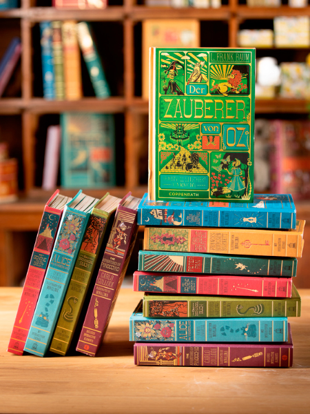 Bücherstapel der Mina Lima Schmuckausgaben auf einem Tisch