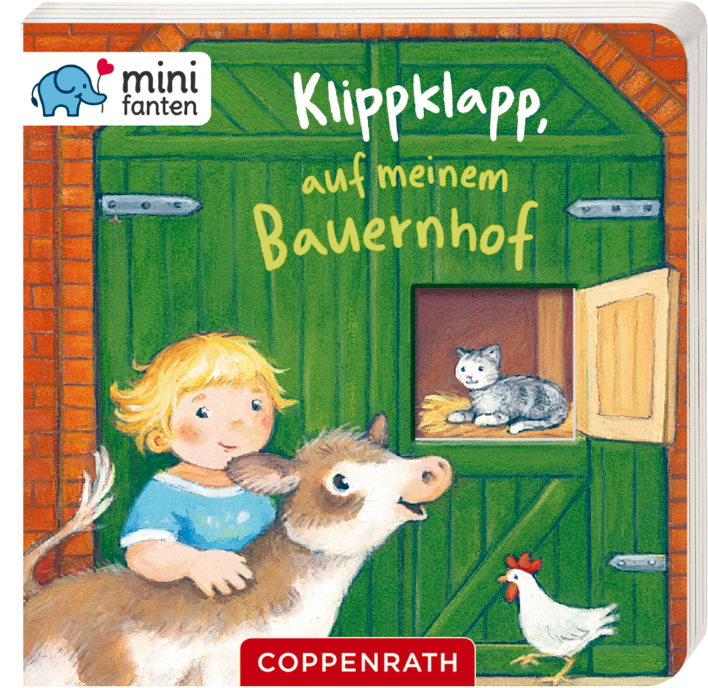 minifanten 13: Klippklapp, auf meinem Bauernhof An einem grünen Scheunentor steht ein Kind mit einer Kuh, darüber sitzt eine Katze in einem kleinen Fenster.