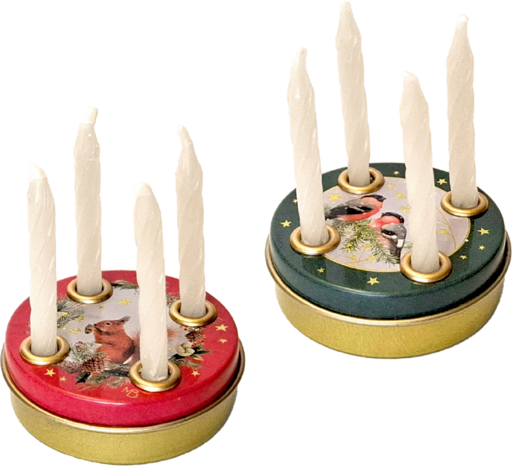 Zwei runde Kerzenhalter mit Tiermotiven, jeder fasst vier aufrecht stehende weiße Spiral-Kerzen.