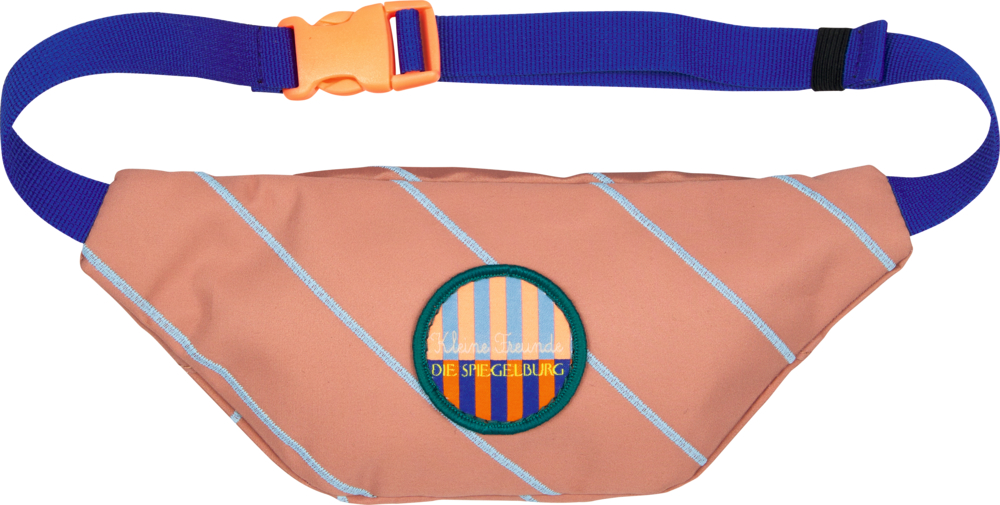 Pfirsichfarbene Bauchtasche mit blauen Streifen, rundem Patch, blauem Gurt und orangefarbener Schnalle.