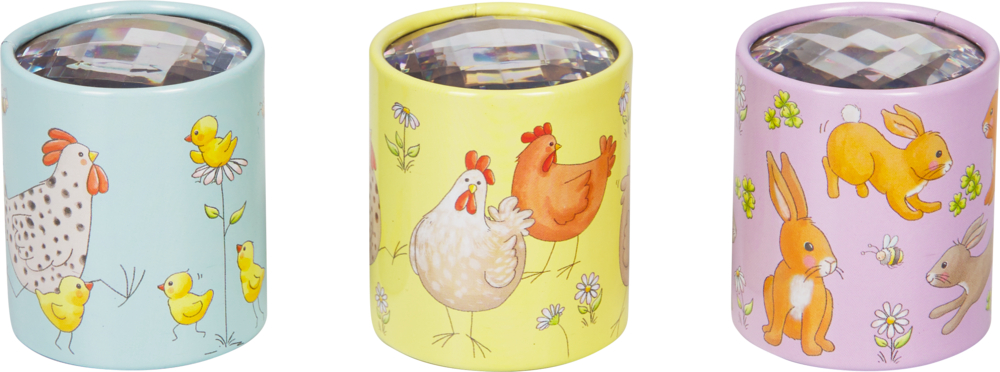 Drei bunte zylindrische Gegenstände mit prismatischem Glaseinsatz in einer Reihe.