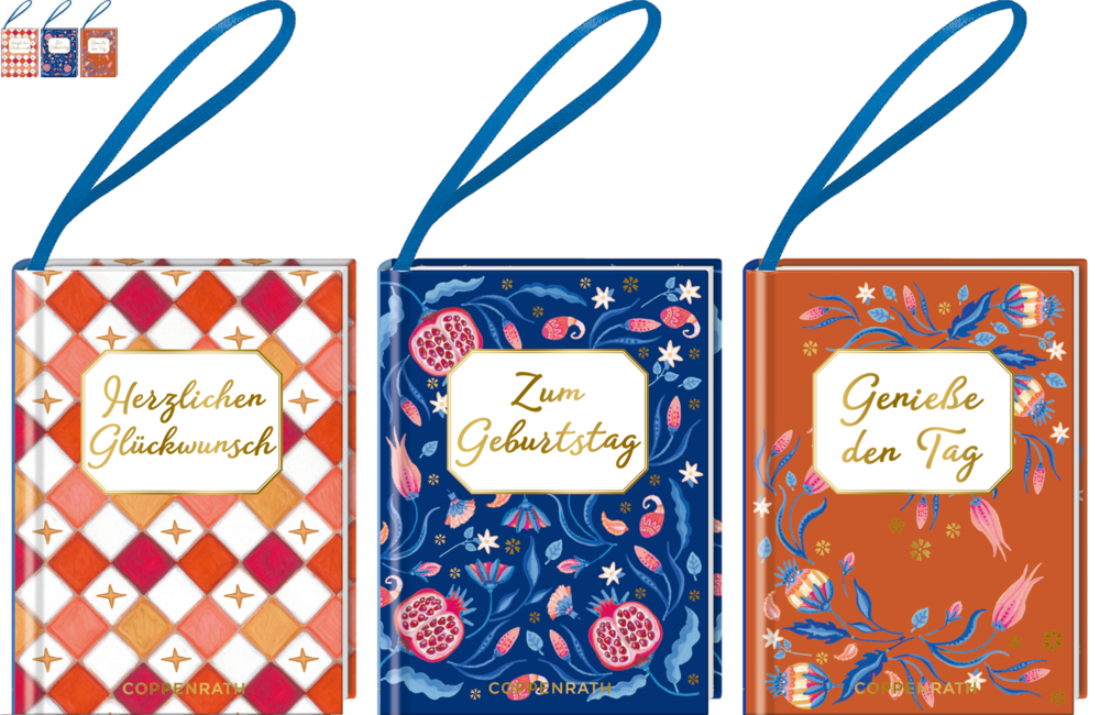 Drei kleine Bücher mit blauer Schlaufe, unterschiedlich gemusterten Covern und goldener Schrift mit Grußtexten.
