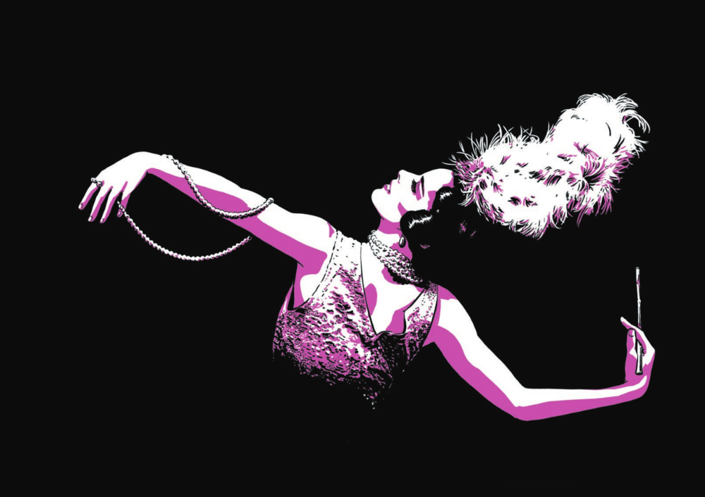 Frau mit Federkopfschmuck in dramatischer Pose vor schwarzem Hintergrund mit rosa Highlights.