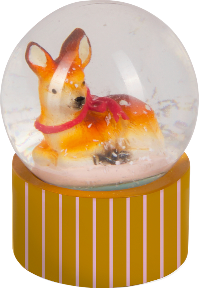 Hirsch mit rotem Schal in einer Schneekugel auf gelbem Sockel mit vertikalen rosa Streifen.