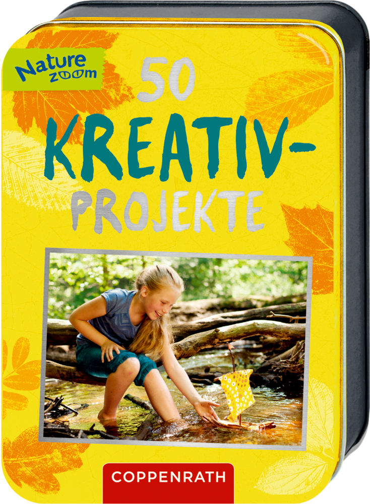 50 Kreativ-Projekte - Nature Zoom Ein Mädchen spielt mit einem Holzboot mit Papiersegel am Bach. Text: „50 Kreativ-Projekte.“.