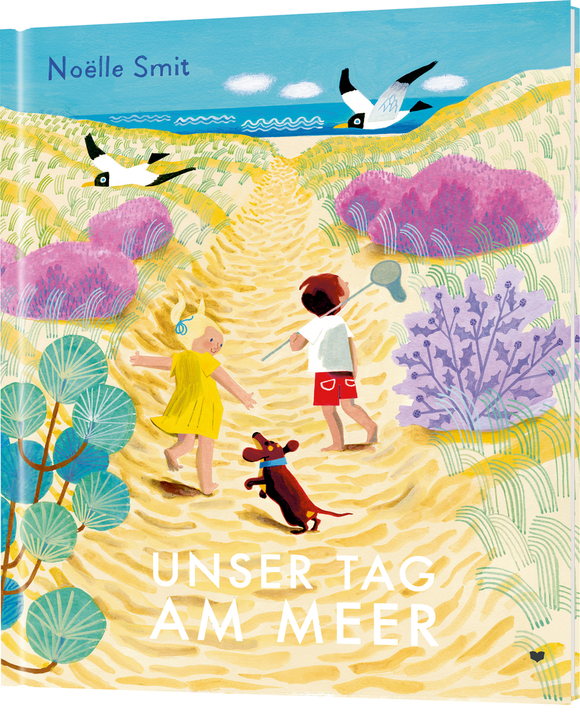 Unser Tag am Meer Zwei Kinder und ein Hund gehen auf einem Sandweg zum Meer, umgeben von Pflanzen und Vögeln, die über ihnen fliegen.