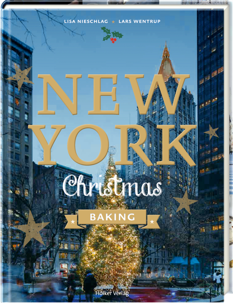 New York Christmas Baking Ein Weihnachtsbaum leuchtet auf einem New Yorker Platz, eingerahmt von hohen Gebäuden und dem Abendhimmel.