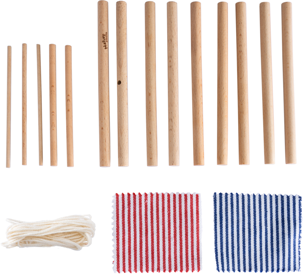 Holzstäbe, rote und blaue Tücher und weiße Schnüre sind auf weißem Hintergrund angeordnet.
