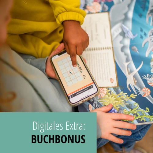 Banner Buchbonus  Zwei Kinder spielen auf einem Handy den Buchbonus in Form eines Memories, zu einem Buch welches sie gemeinsam lesen.