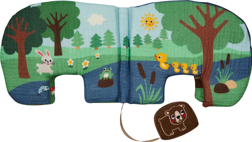 Buntes Stoffbuch mit Tieren, Bäumen, Bach und Sonne; daran befestigt ist ein kleiner brauner Bär als Greiffigur.