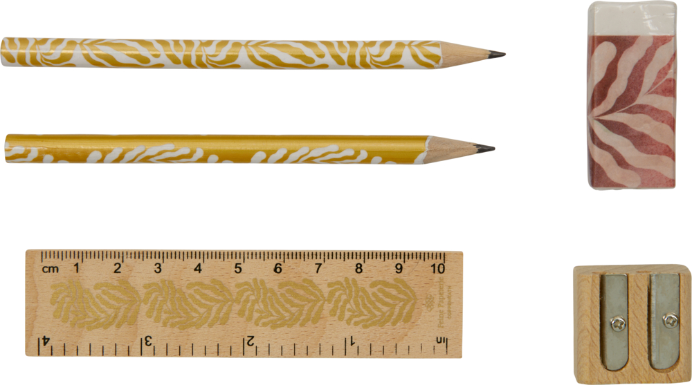 Zwei gemusterte Bleistifte, ein passendes Lineal, ein Spitzer und ein rosa Radiergummi auf weißem Hintergrund.