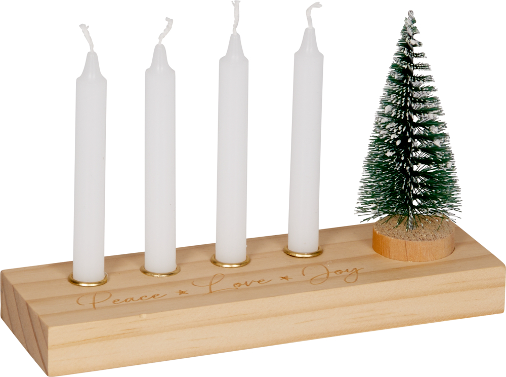 Holzhalter mit vier weißen Kerzen und einem Mini-Weihnachtsbaum, mit der Gravur „Peace Love Joy“.