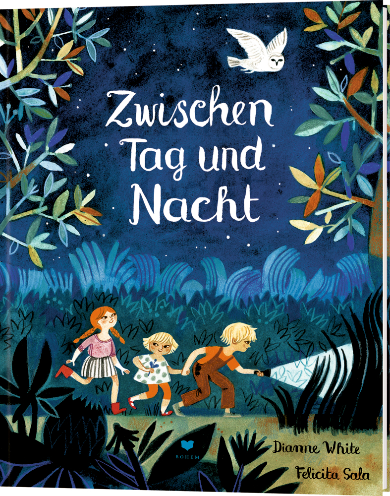 Drei Kinder rennen unter einer Eule durch einen nächtlichen Wald; über ihnen steht in Weiß „Zwischen Tag und Nacht“.