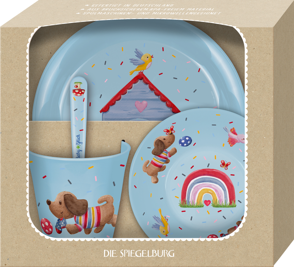 Geschirr Geschenkset Dackel - BabyGlück Hellblaues Kindergeschirrset mit Hunde-, Regenbogen- und Vogelmotiven in einem beigefarbenen Geschenkkarton.