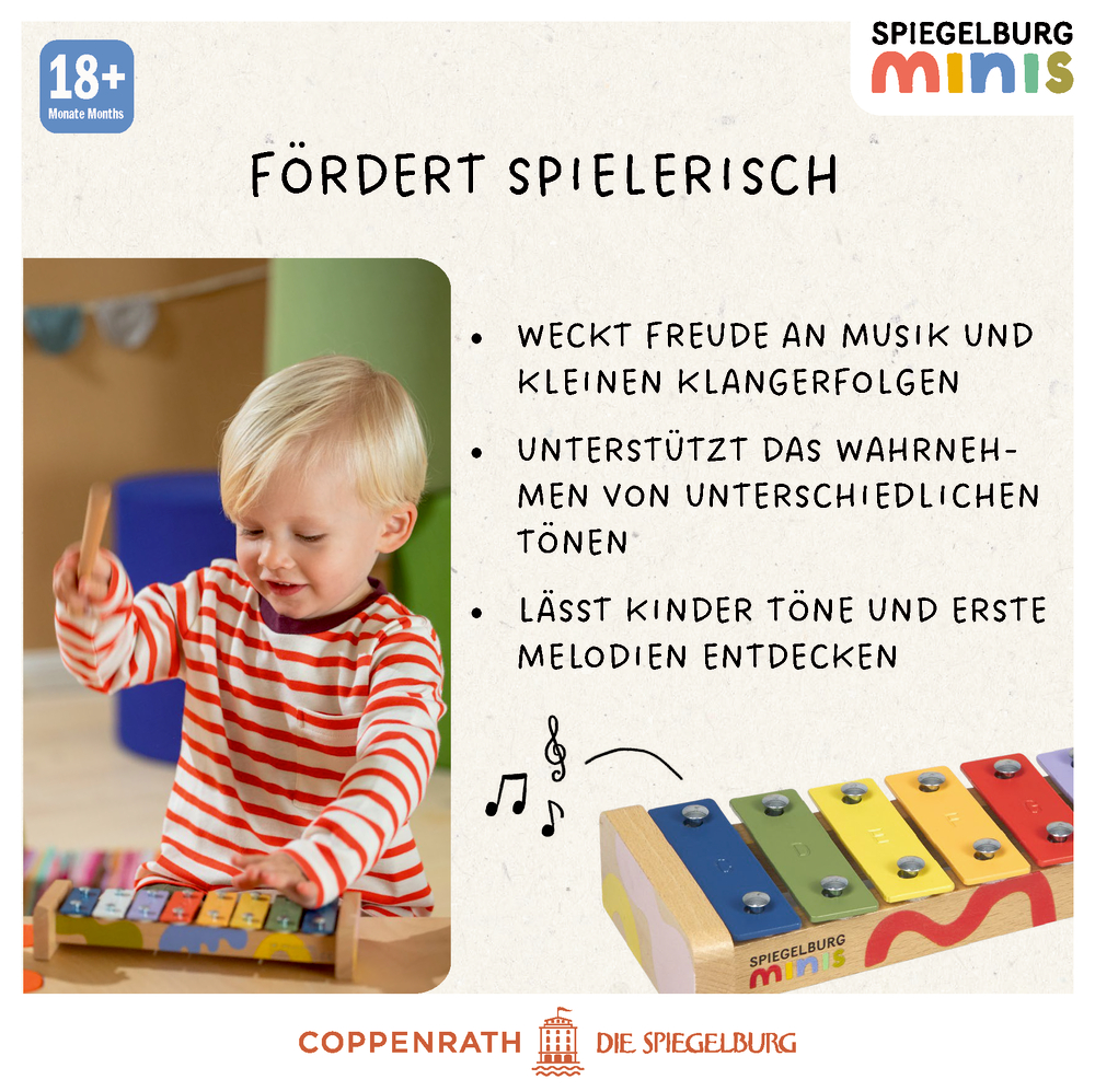 Kleinkind sitzt und schlägt mit Schlägeln auf buntes Glockenspiel.