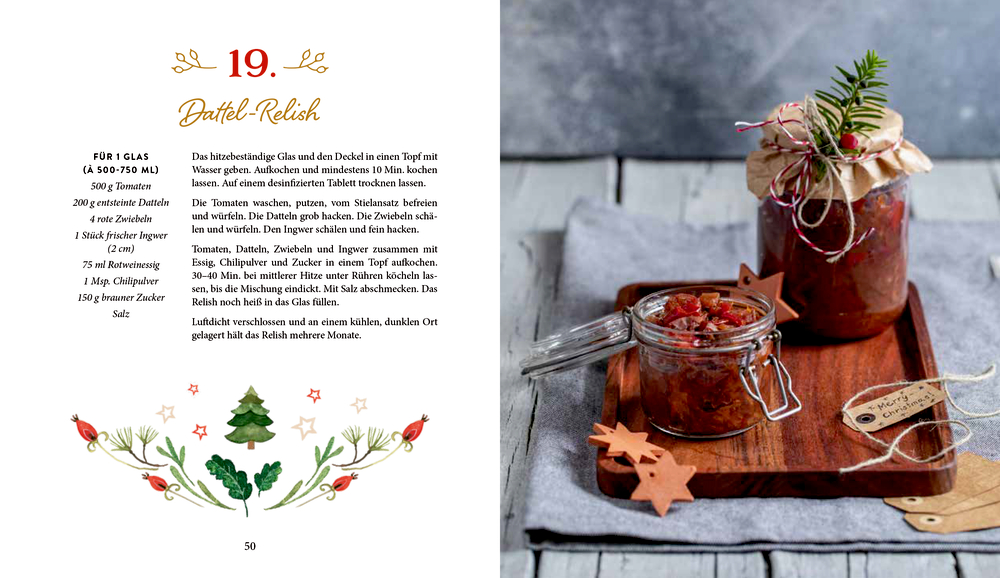 Dattelrelish mit Kräutern im Glas auf einem Holztablett, daneben Löffel, Geschenkanhänger und eine Rezeptseite.