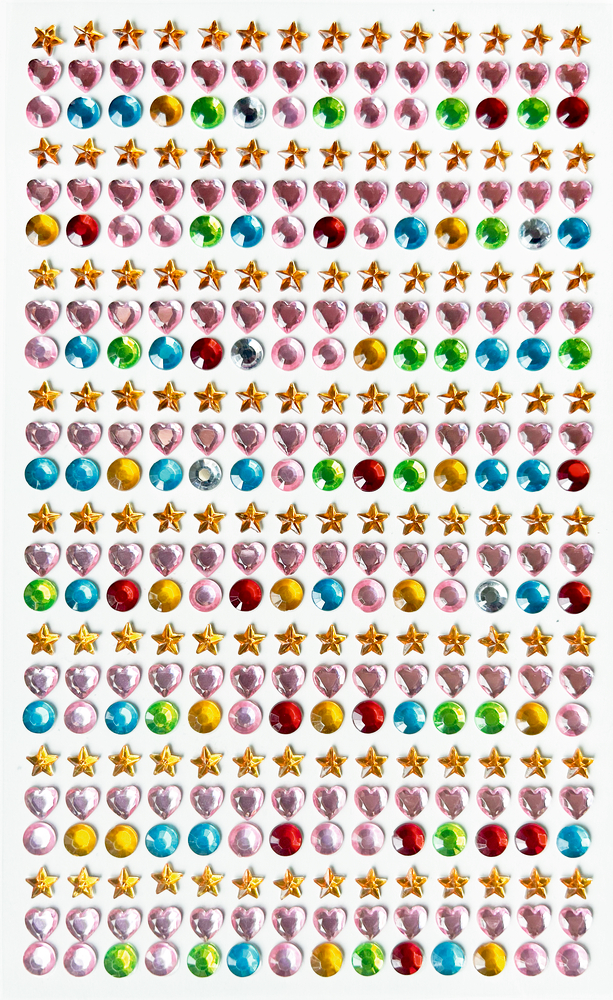 Bunte, glänzende Edelsteinaufkleber in Herz-, Stern- und Rundform sind ordentlich auf einem weißen Hintergrund angeordnet.