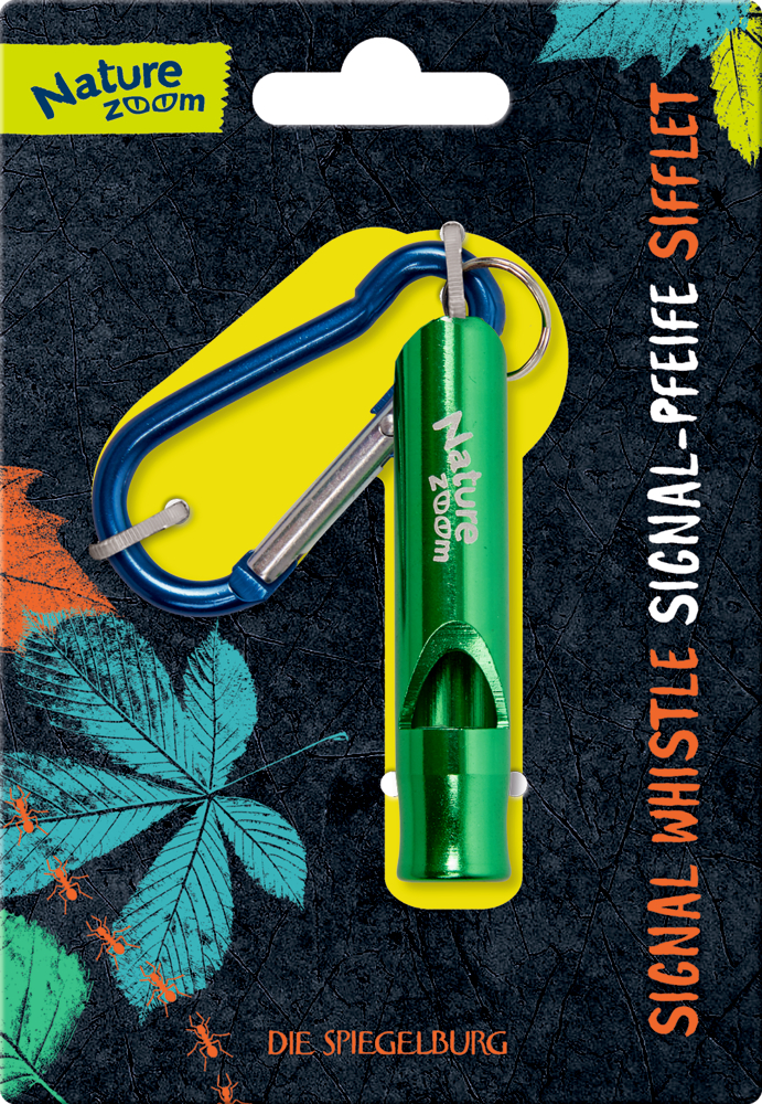 Grüne Nature Zoom-Signalpfeife mit blauem Karabiner auf einer Pappkarte mit Blattmuster.