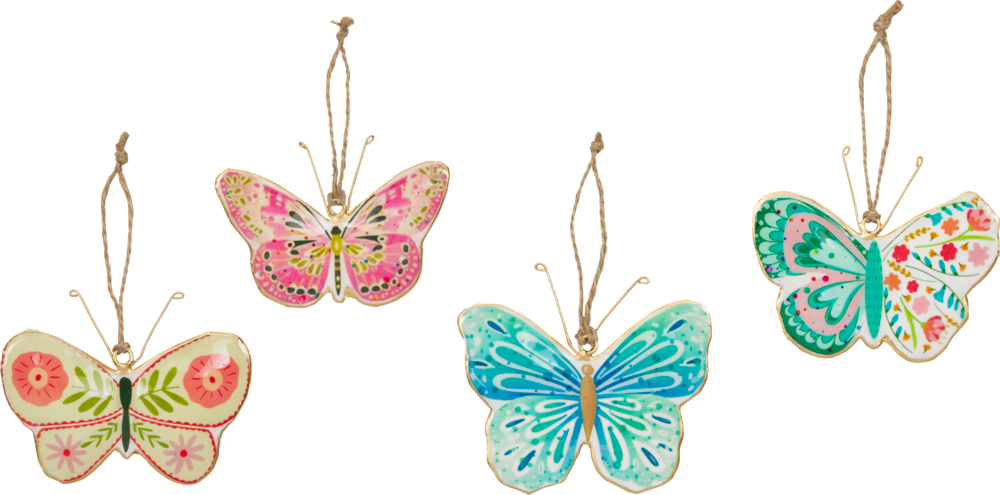 Vier bunte Schmetterlingsornamente mit Blumenmuster und Aufhängeschlaufen.