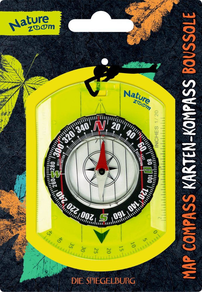 Gelber Kartenkompass auf dunkler Pappkarte mit Naturmotiven verziert.