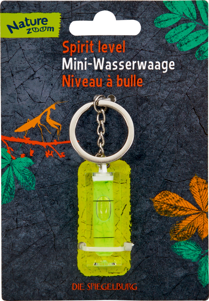 Schlüsselanhänger mit kleiner grünen Mini-Wasserwaage auf einer dunklen Pappkarte.