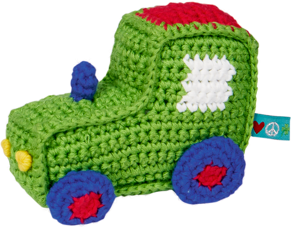 Traktor, Minirassel BabyGlück Grüner gehäkelter Spielzeugtraktor mit blauen Rädern, gelben Scheinwerfern und rot-weißen Akzenten.