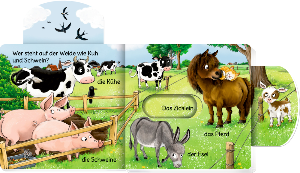 Kühe, Schweine, Pferd, Esel, Ziege und Katze stehen auf einer Wiese. Der Himmel ist blau. Vögel fliegen.