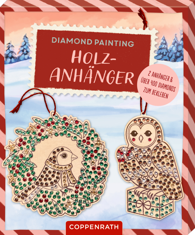 Zwei Holz-Anhänger, Vogel und Eule, geschmückt mit bunten Edelsteinaufklebern, präsentiert vor einem festlichen Hintergrund.