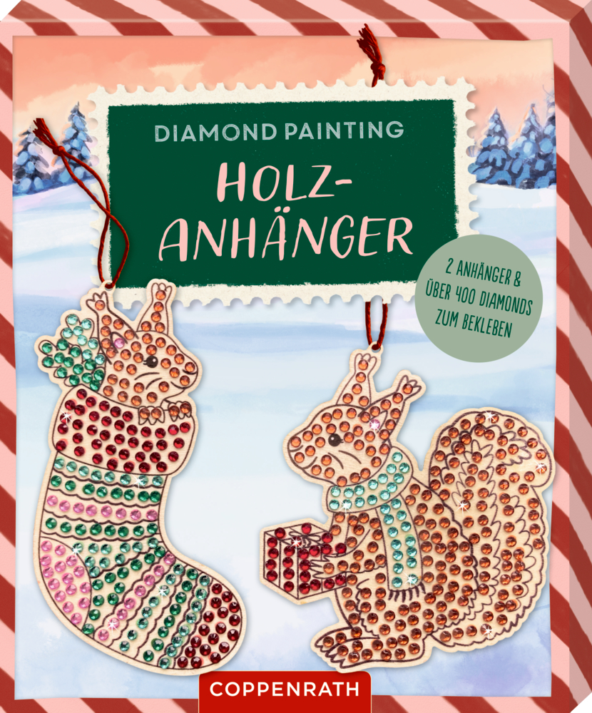 Zwei Holzornamente – ein geschmückter Stiefel und ein Eichhörnchen mit Geschenk auf Schnee.