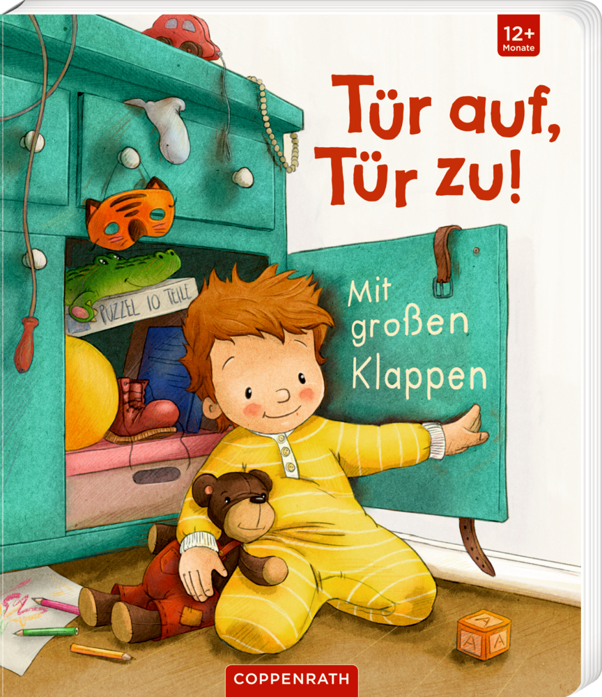 Tür auf, Tür zu! Ein lächelndes Kind im gelben Pyjama mit einem Teddybären in der Hand öffnet einen grünen Schrank, auf dem Cover von „Tür auf, Tür zu!“.