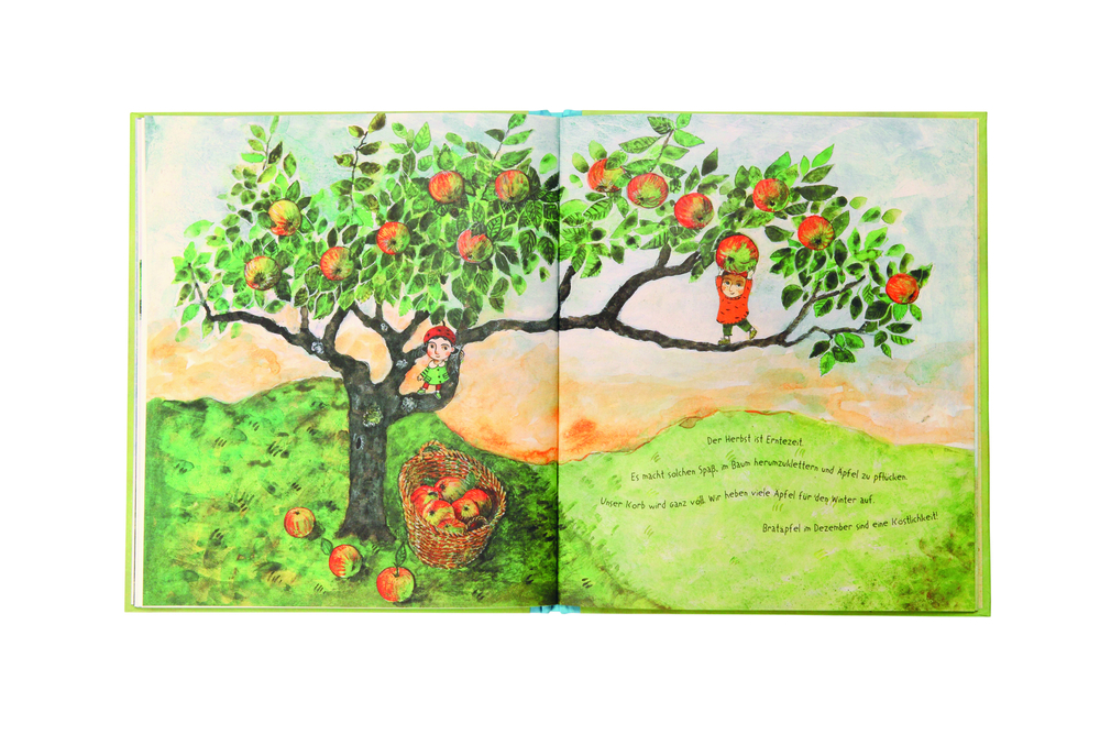 Zwei Kinder in einem Apfelbaum, ein Korb mit Äpfeln auf dem Boden, inmitten einer üppig grünen Landschaft.