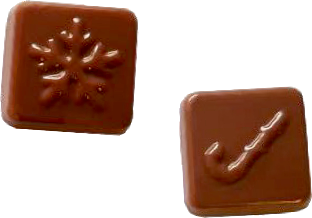 Zwei quadratische Schokoladenstückchen, eine mit Schneeflockenmuster, eine mit Zuckerstangenmuster auf der Oberfläche.