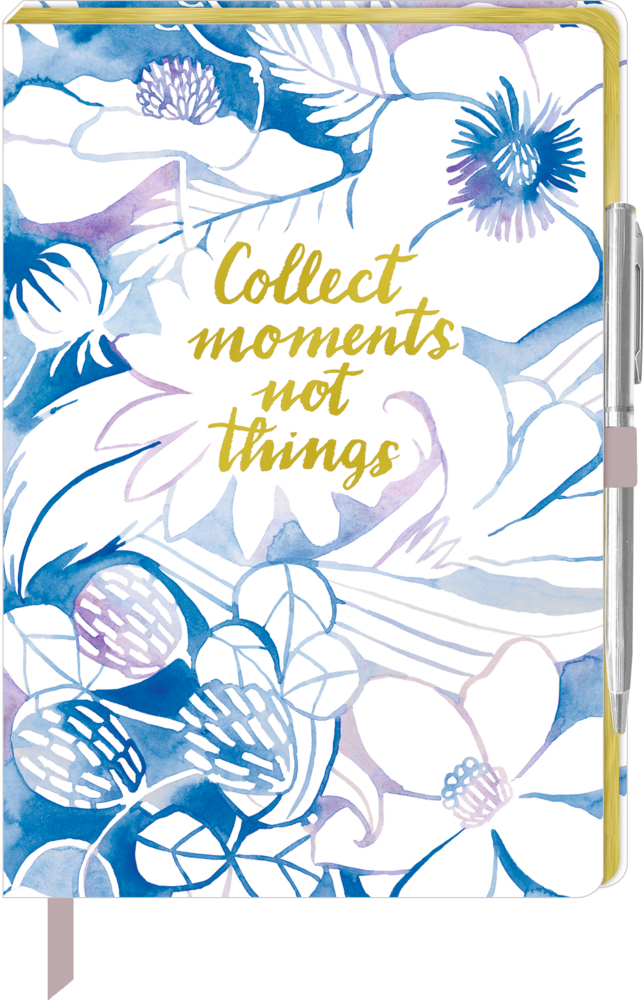 Notizbuch mit Kugelschreiber - All about blue Notizbuch mit weiß-blauem Blumenmuster und der goldenen Aufschrift „Collect moments not things“. An der Seite ein silberner Kuli.