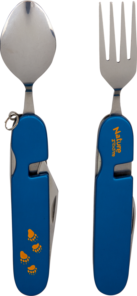 Zwei blaue Camping-Bestecke – eines mit Löffel, eines mit Gabel – beide haben gelbe Fußabdrücke und Text.