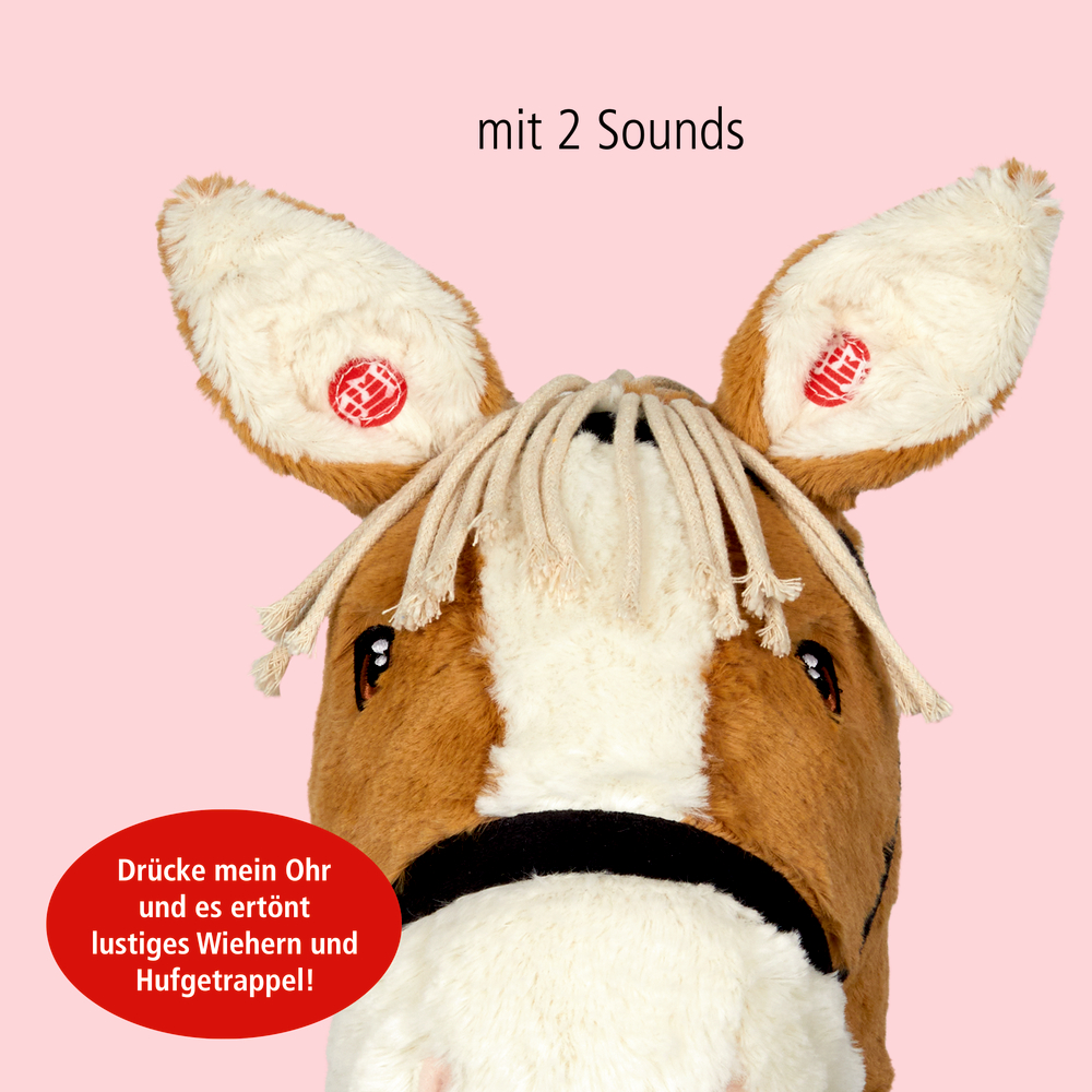 Plüschpferdekopf mit Knopfohren und Garnmähne auf rosa Hintergrund.