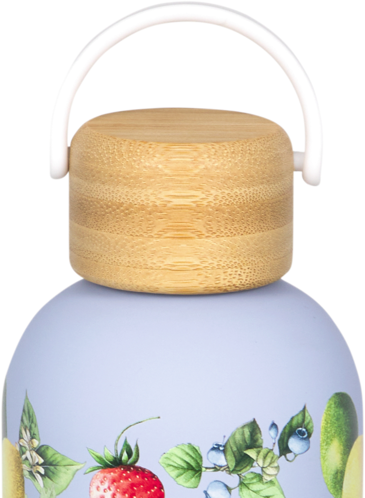 Eine Wasserflasche mit Bambusdeckel, weißem Griff und Fruchtmotiven vor hellblauem Hintergrund.