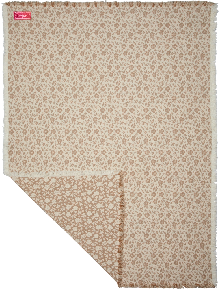 Wendedecke aus Baumwolle - LandLust (ca.130x170 cm) Beige Decke mit Blumenmuster und ausgefransten Rändern, eine Ecke ist gefaltet, sodass die Rückseite sichtbar ist.
