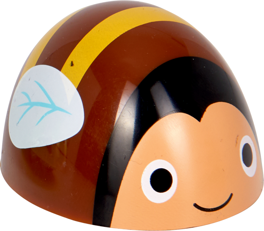 Ein kugelförmiges Spielzeug mit einem Bienengesicht, gelben Streifen und einem weißen Flügel an der Seite.