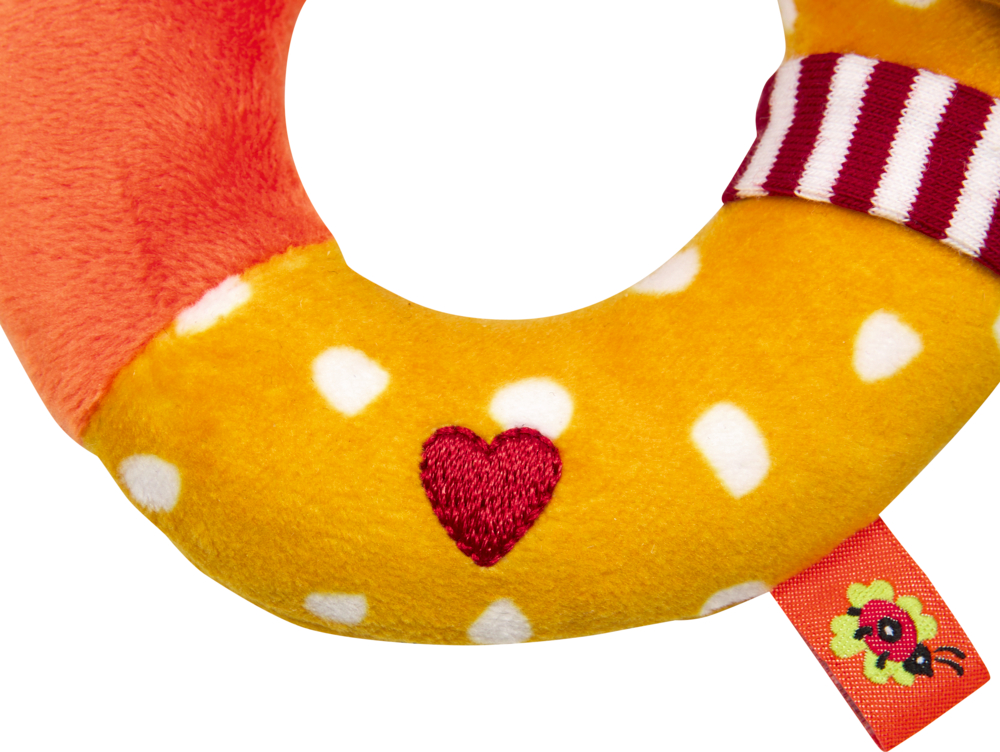 Nahaufnahme eines aufgenähten Stoffherzen.