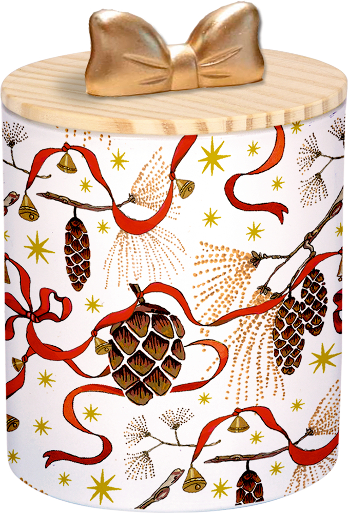 Runde Kerze im Glas mit Holzdeckel und goldener Schleife, weiße Oberfläche mit Tannenzapfen-, Zweig- und Schleifenmuster in Rot und Gold.