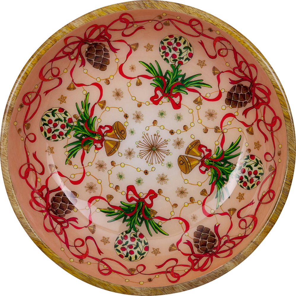 Ansicht von oben von einer runden Holzschüssel mit Weihnachtsmotiv aus Zapfen, Glöckchen, roten Schleifen und grünen Zweigen auf rosanem Grund.