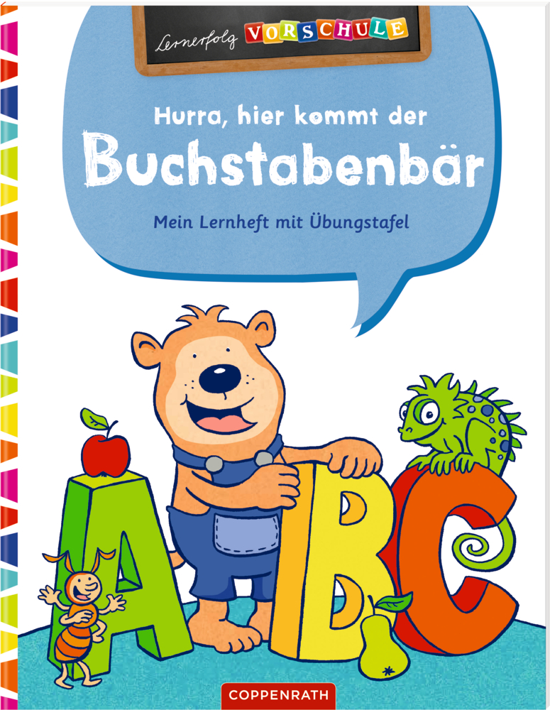 Lernerfolg Vorschule: Hurra, hier kommt der Buchstabenbär! Ein Bär und ein Chamäleon stehen mit großen, bunten Buchstaben A, B und C auf dem Umschlag eines Kinderarbeitsheftes.