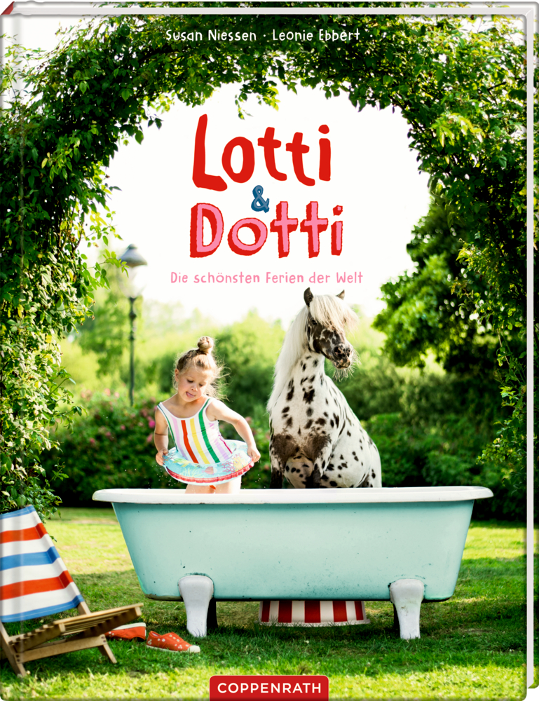 Lotti und Dotti - Die schönsten Ferien der Welt Ein Mädchen und ein kleines Pony stehen in einer Außenbadewanne unter einem grünen Bogen.